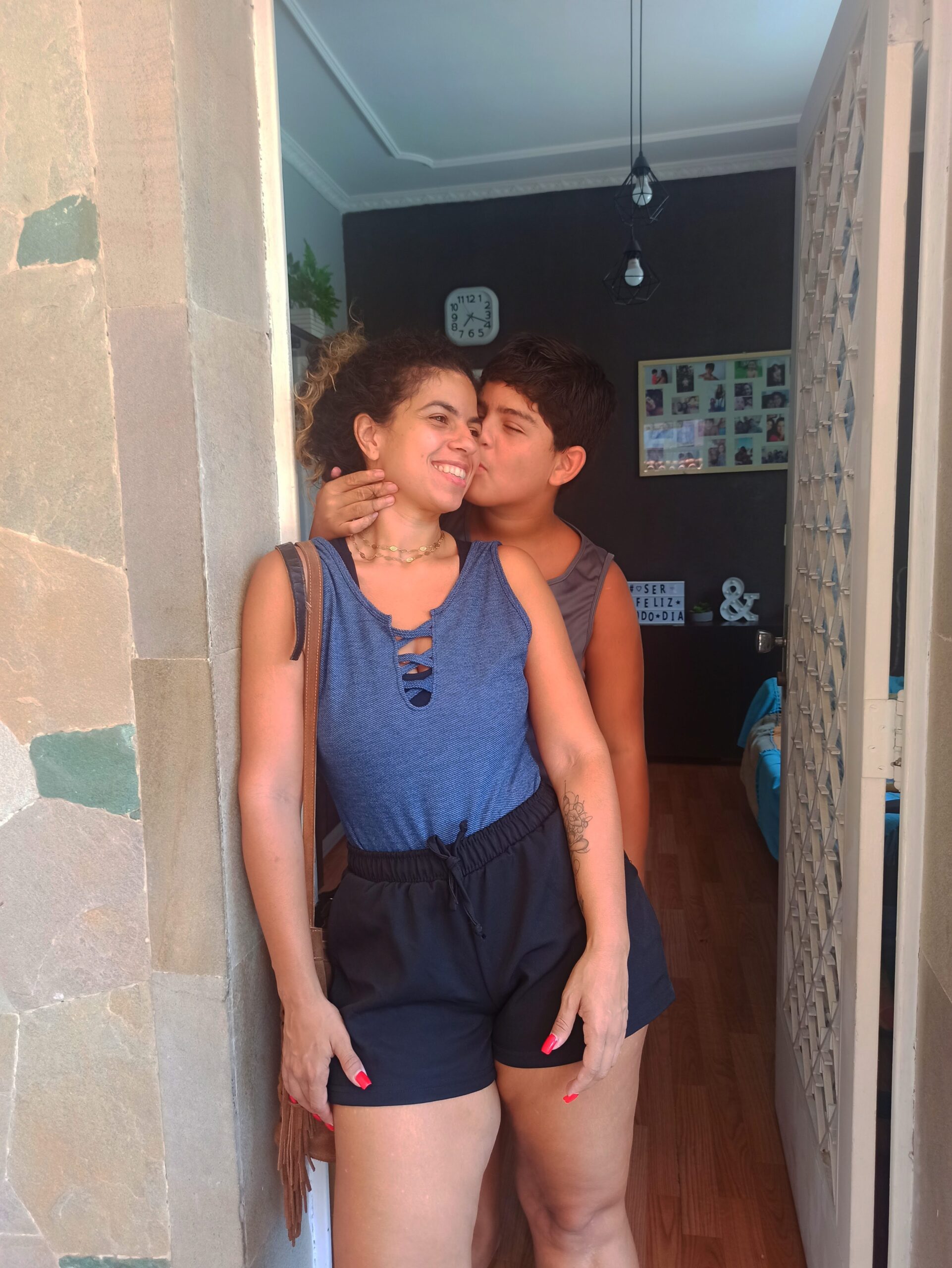 Ingrid sorrindo enquanto Gustavo dá um beijo em seu rosto